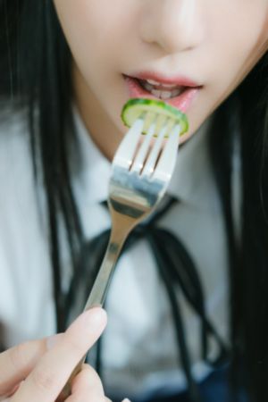 两个女人在有风景的海滩