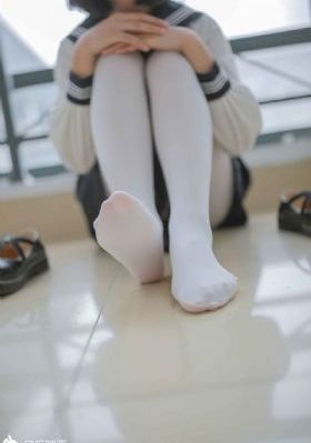 美女把胸全部露出